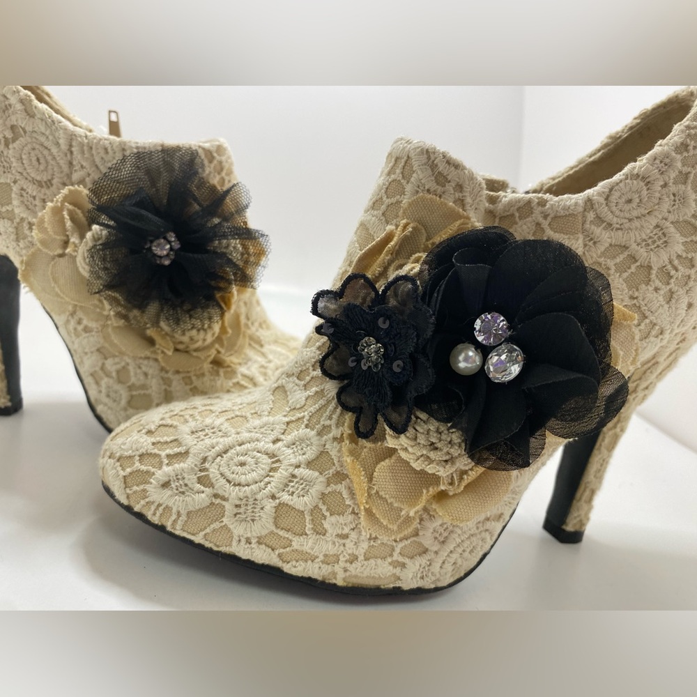 Dolce by Mojo Moxy Lace Heel Booties Size 7.5